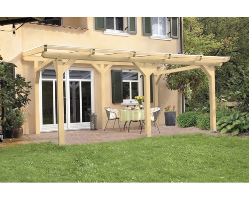 Dřevěná pergola v zahradě se zahradním stolem a židlemi