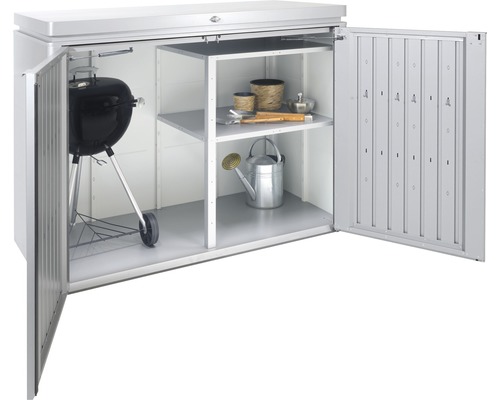 Otevřený úložný box s grilem, policemi a zahradním nářadím