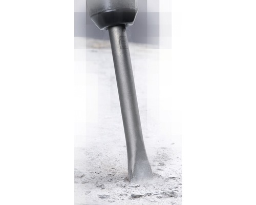 Sekáč v akci při drcení kamene