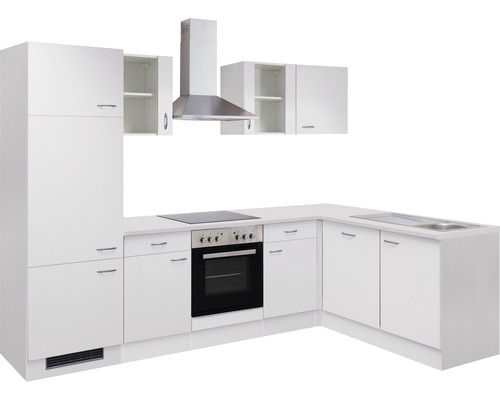 Bílá vestavná kuchyně s dřezem, sporákem, digestoří a skříňkami