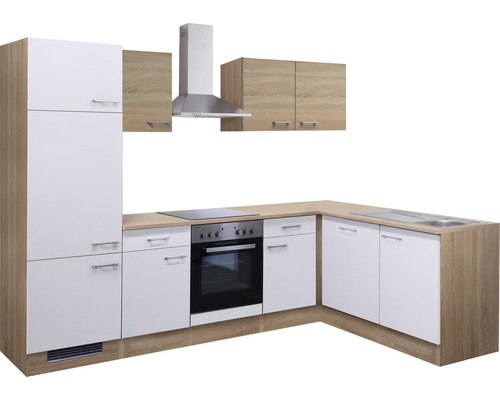 Moderní kuchyně s bílými dvířky, pracovní deskou s dřevěným dekorem, sporákem a odsavačem par