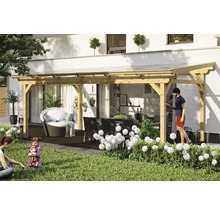 Dřevěná pergola na terase se zahradním nábytkem a lidmi