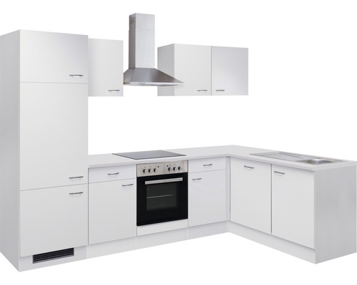 Bílá rohová kuchyně s troubou, odsavačem par a dřezem