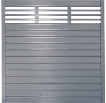 Šedý dřevěný plot s lamelovým prvkem