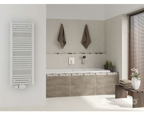 Koupelna s vanou, ručníky a topným tělesem na ručníky