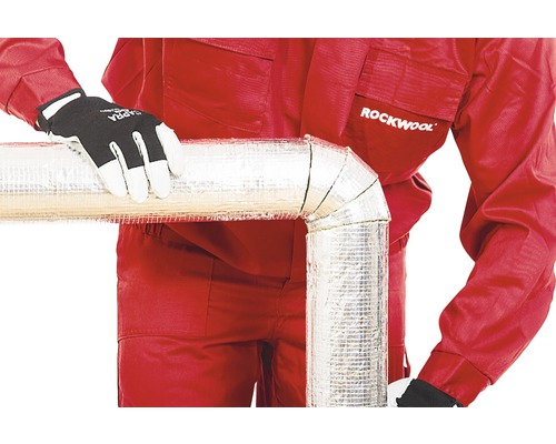 Osoba v pracovním oděvu a rukavicích drží izolovanou trubku. Logo Rockwool.