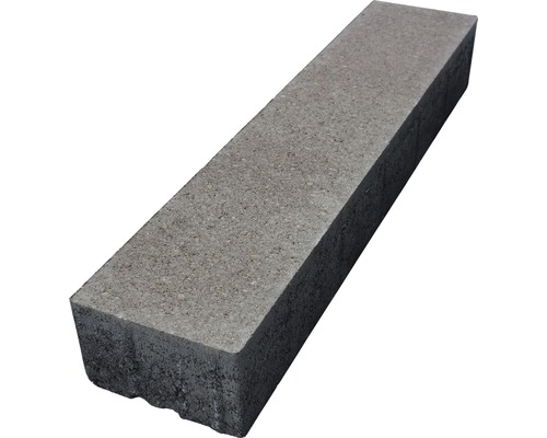 Šedý betonový obrubník