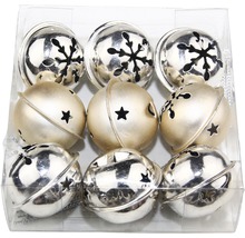 Devět stříbrných zvonků se vzory hvězd a sněhových vloček v průhledném obalu.