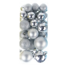 Balení vánočních koulí s lesklým a třpytivým povrchem