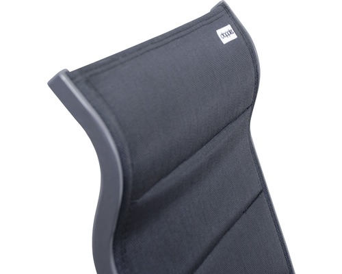 Detailní pohled na židli s polstrováním a logem Doppler