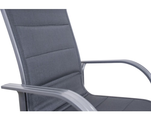 Detailní pohled na zahradní židli s područkou