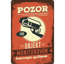Kovová cedule s motivem bezpečnostní kamery a textem ''Pozor Objekt monitorován kamerovým systémem''
