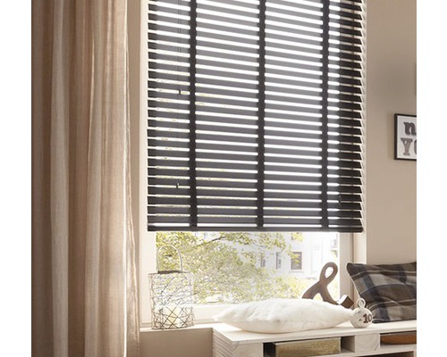 Okno se žaluziemi a závěsem k dekoraci místnosti