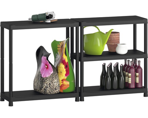 Černý plastový regál se dvěma policemi, naložený různými předměty