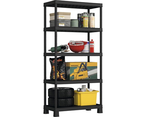 Černý plastový regál s pěti policemi, naložený pneumatikami, nářadím a příslušenstvím