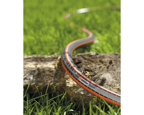 Zahradní hadice Gardena na trávníku