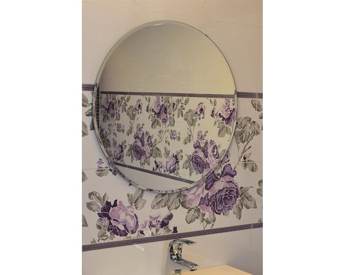 Kulaté zrcadlo v koupelně s květinovou stěnou