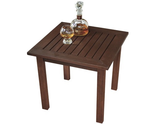 Čtvercový dřevěný stůl se sklenicí a lahví