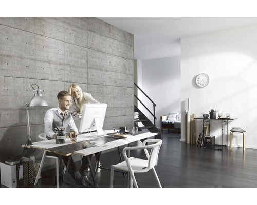 Zařízení kanceláře s betonovou tapetou, psacím stolem a židlemi