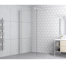 Koupelna se sprchovou zástěnou, topným žebříkem a umyvadlem