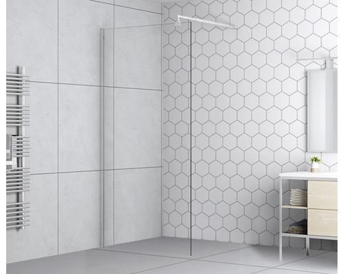 Koupelna se sprchovou zástěnou, topným žebříkem a umyvadlem