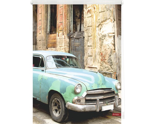 Roleta s motivem veterána před fasádou domu