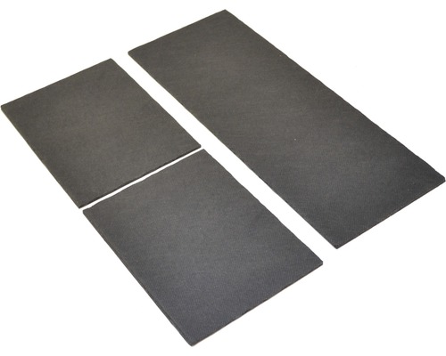 Čtyři černé gumové desky