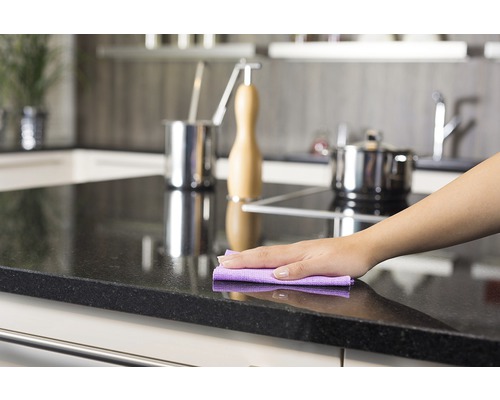 Čištění kuchyňské linky pomocí čisticího hadříku