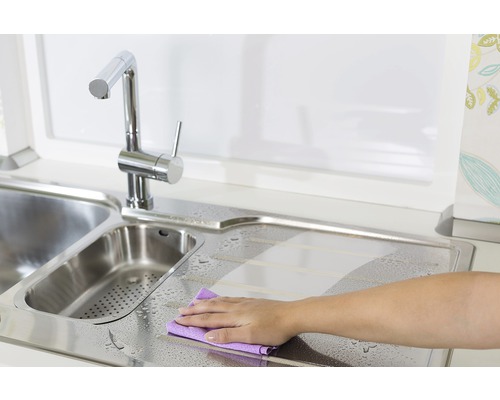 Čištění dřezu hadrem