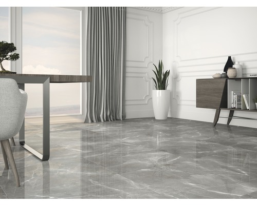 Interiér s šedou mramorovou podlahou, stolem, židlí a dekorací