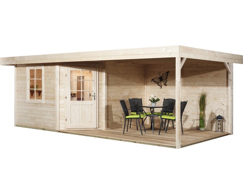 Dřevěný zahradní domek s krytou terasou, stolem a židlemi
