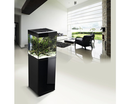 Akvárium se skříňkou v obývacím pokoji.
