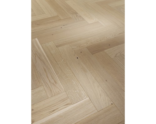 Pokládka světlých parket ve vzoru rybí kosti.