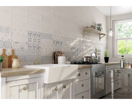 Světlá kuchyně s obkládačkami ve vintage designu, umyvadlem a dřevěnými pracovními deskami