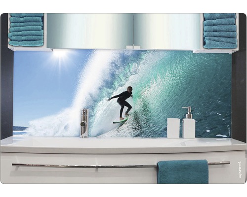 Koupelnová zádní stěna mySPOTTI aqua Surfing USA 140x45 cm Kuchyňská zástěna s motivem surfaře v koupelnové scéně.