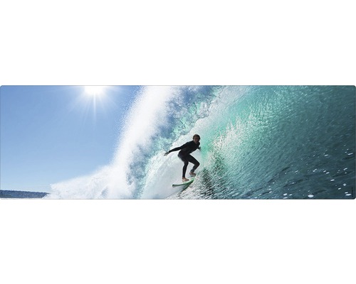 Surfař jezdí na vlně na surfu