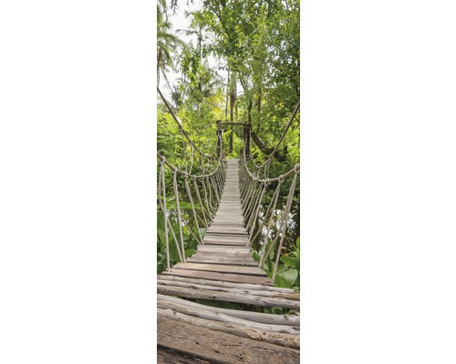 Dřevěný visutý most v zeleném prostředí