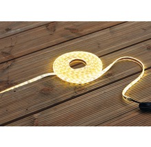 LED pásek na dřevěném povrchu