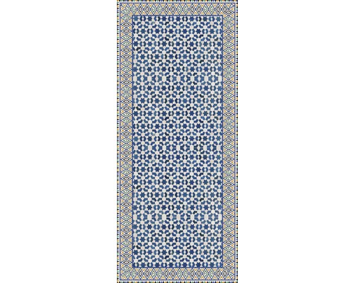 Koberec s modrým geometrickým vzorem