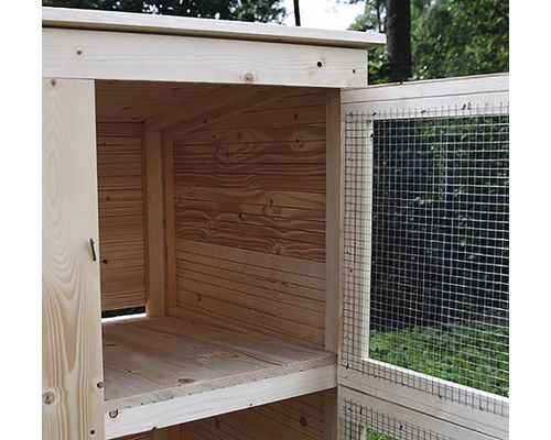 Dřevěná bouda s mřížovými dvířky
