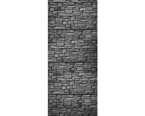 Kamenná zeď s nepravidelným vzorem z přírodních kamenů