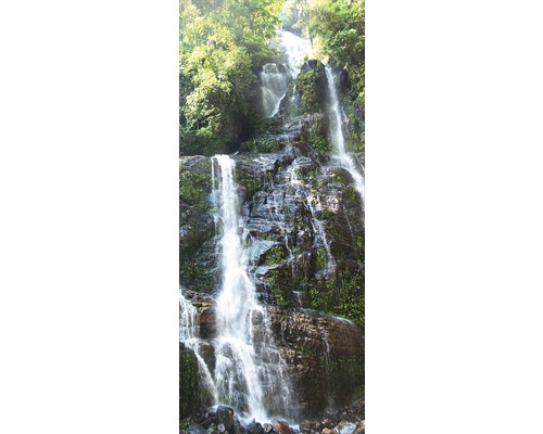 Krajina s vodopádem přes skály a vegetaci