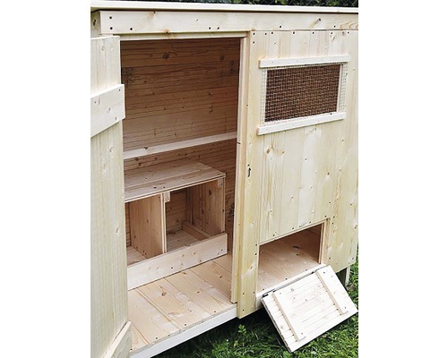 Otevřený dřevěný kurník s oknem a hnízdištěm