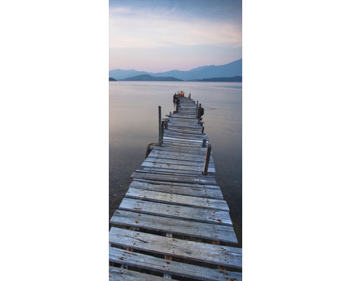 Dřevěné molo u jezera za soumraku