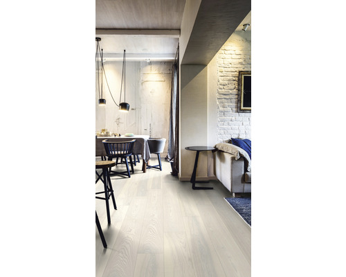 Světlý obývací pokoj s jídelním stolem, židlemi, pohovkou a dřevěnou podlahou