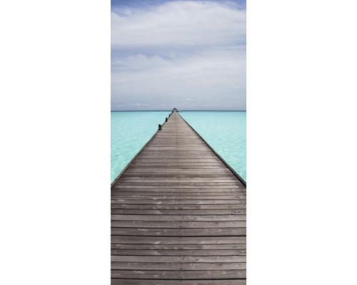 Dlouhé dřevěné molo vedoucí do moře.