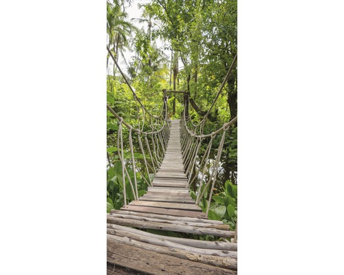 Lávka z dřeva a provazu v lese