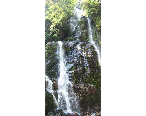 Vodopád mezi skalami a vegetací