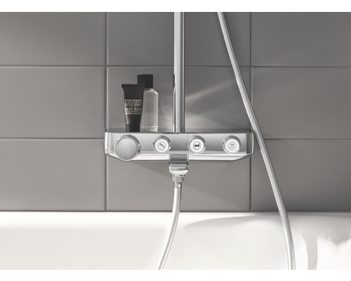 Sprchová armatura s poličkou a kosmetikou v koupelně