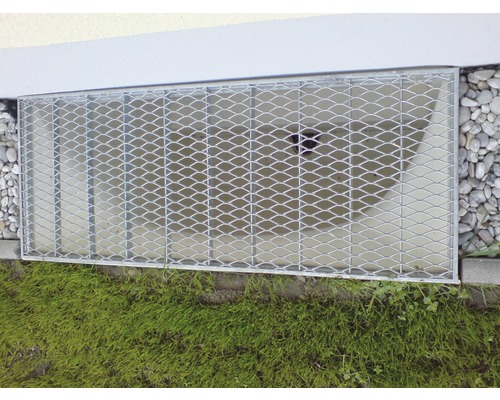 Kovový kryt sklepního okna s drátěným pletivem